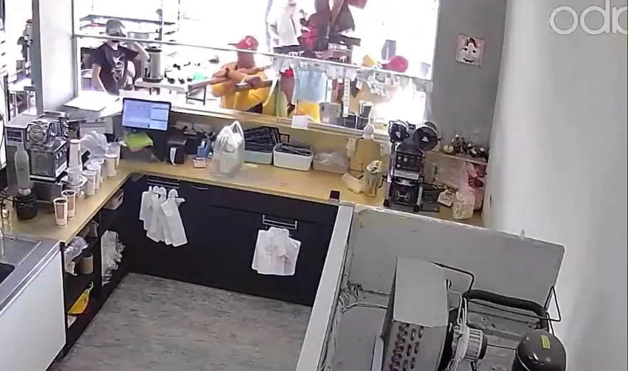 影/神農大帝出巡撞破飲料店玻璃　闆娘笑：明年拆門窗迎神