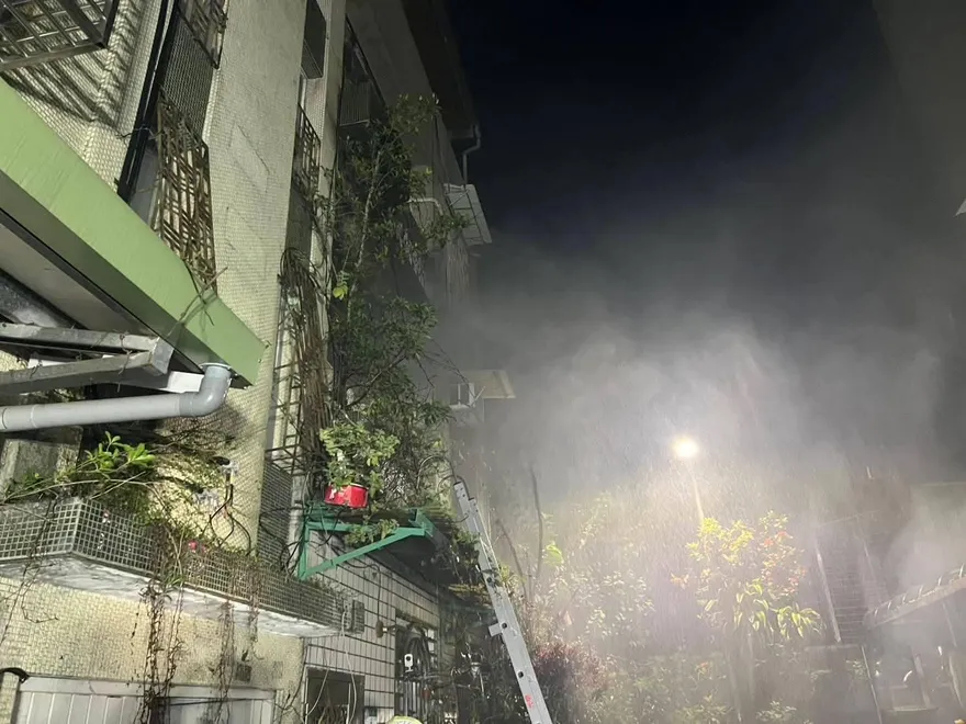 北投民宅大火！7旬嬤昏迷被緊急送醫　驚險現場直擊