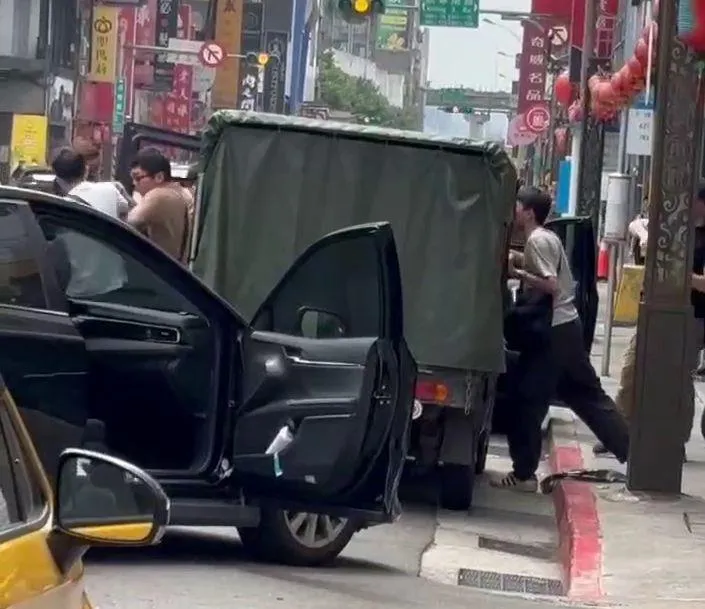 影/大快人心！「行動詐騙基地台」西門町市刑大鳴槍破窗逮人