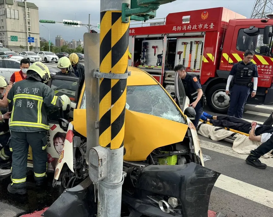 台北兒童新樂園計程車自撞「車頭變形」　司機乘客2輕重傷送醫