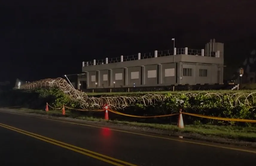 不敵豪雨襲擊！花蓮空軍基地圍牆倒塌　基地內部暴露