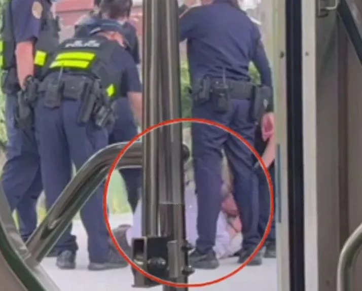 影/台鐵新豐站衝突事件！男子遭大批警力壓制月台上