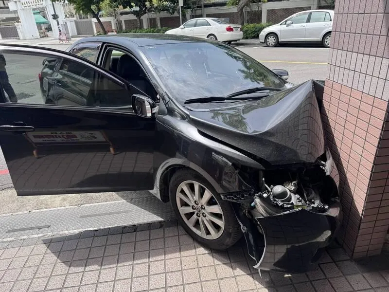 影/彰化女中校門口旁醫院被衝撞！　驚悚瞬間直擊