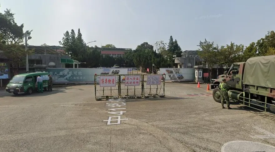 陸軍586旅營區「2工人外牆鷹架墜下、1人昏迷」
