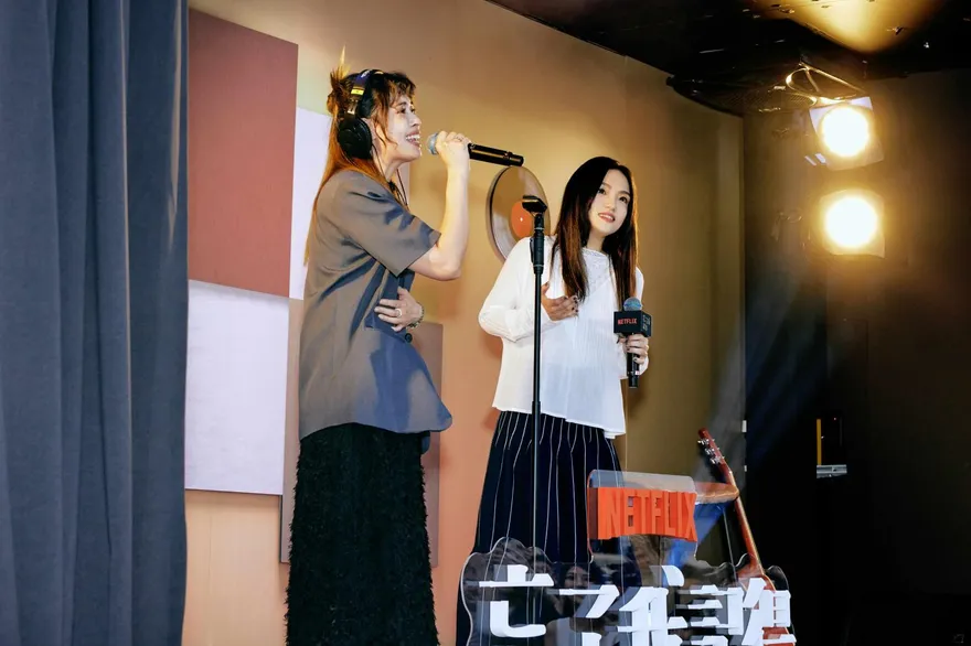 素人歌手唱到一半！徐佳瑩突驚喜衝上台   她激動落淚