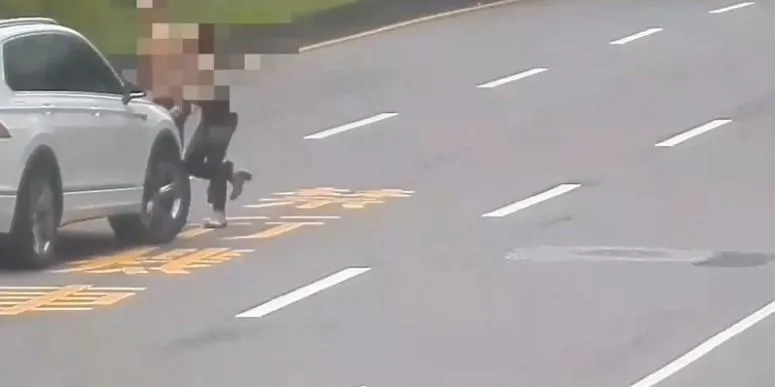 影/南港展覽館前情侶大吵！莽男失控欲撞車　駕駛嚇壞急倒車