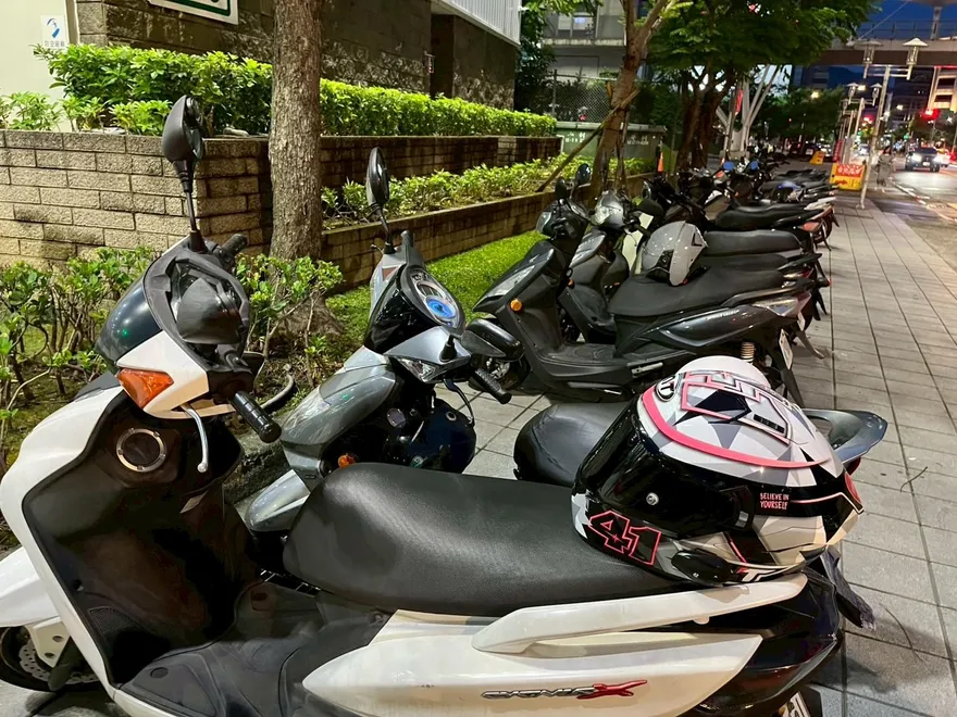 他怨機車「車頭朝外」進出卡卡　網揭正確停法：是大家懶