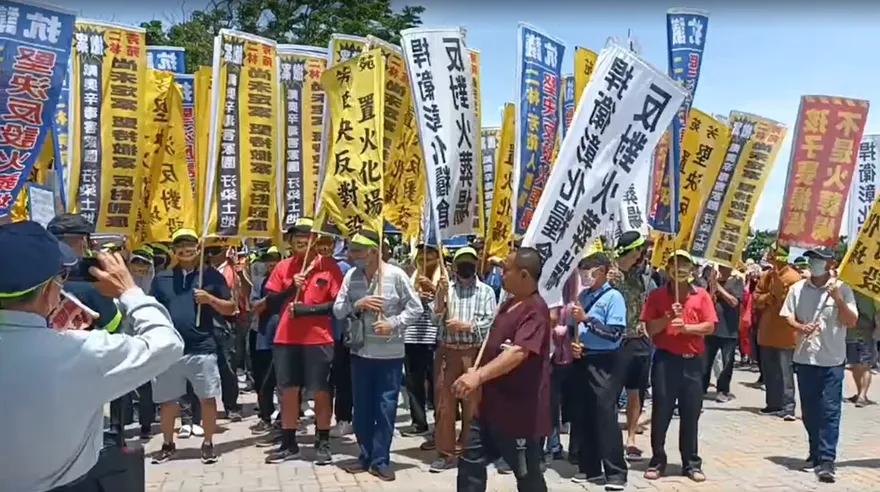 影/彰化二林蓋火葬場500民舉旗怒吼！　1人衝入管制區摔傷