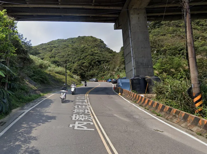 基隆外木山驚魂！四輪機車過彎失控　身障騎士慘摔邊坡