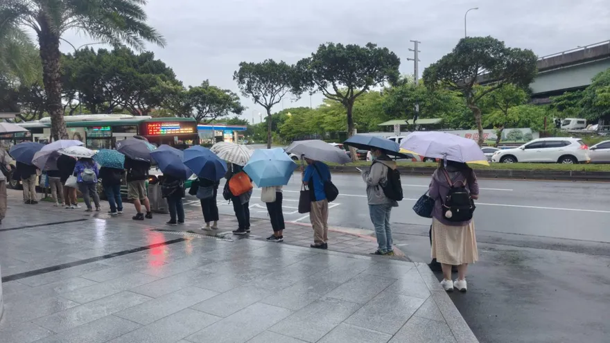 北部整天濕涼「4縣市大雨」　10/30東北季風減弱回溫