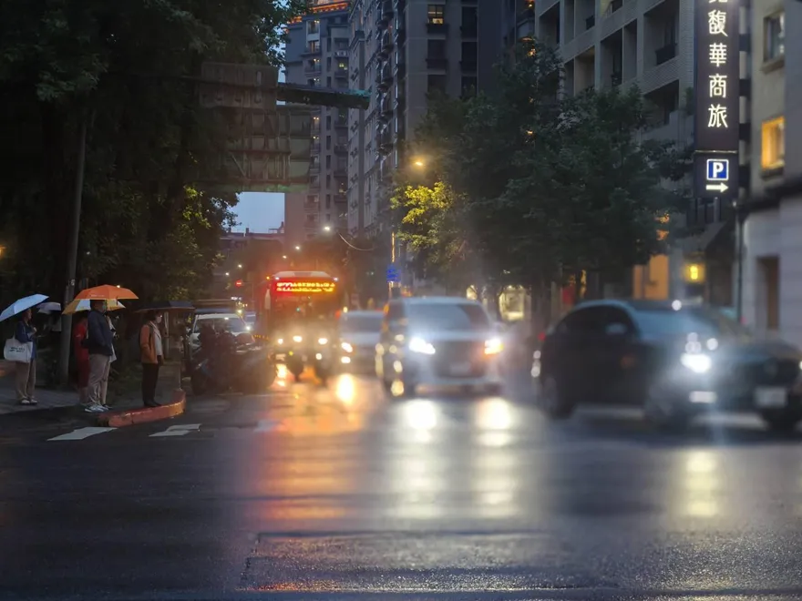 午後雷雨襲2地！桃園新北熱飆38度　熱帶系統走法像「劍魚」