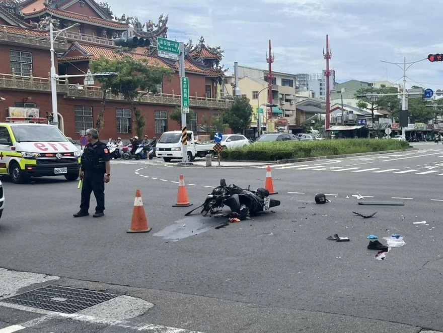 影/慘烈影片曝光！台南多元計程車碰撞雙載機車「1重傷1命危」