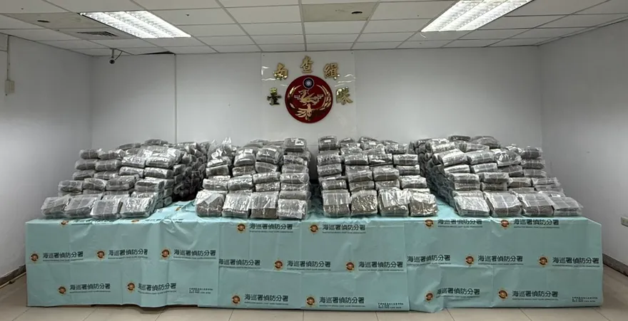 影/海巡署破獲大麻走私案！　漁船密艙藏8.5億「藍色防水袋」