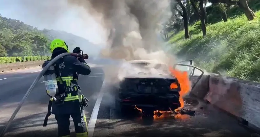 影/端午首日國1三義段火燒車！賓士竄火舌駕駛急逃生