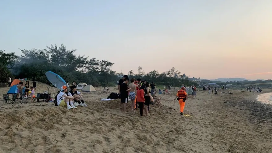 影/貢寮海邊3外國人遭浪沖走　2人獲救1人失蹤