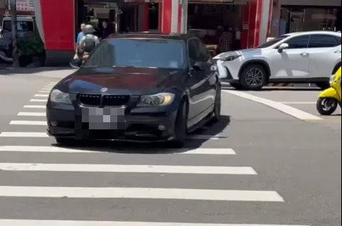 BMW車貼警友證！違停嗆人「催油門撞人」　荒唐行為全錄下