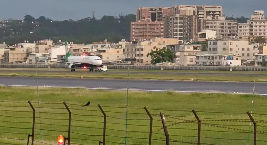 影/高雄機場驚魂！國籍航空疑煞車異常受困　班機卡跑道
