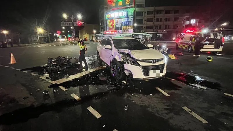 高雄死亡車禍！紅牌重機男撞轎車「整輛全毀」送醫不治