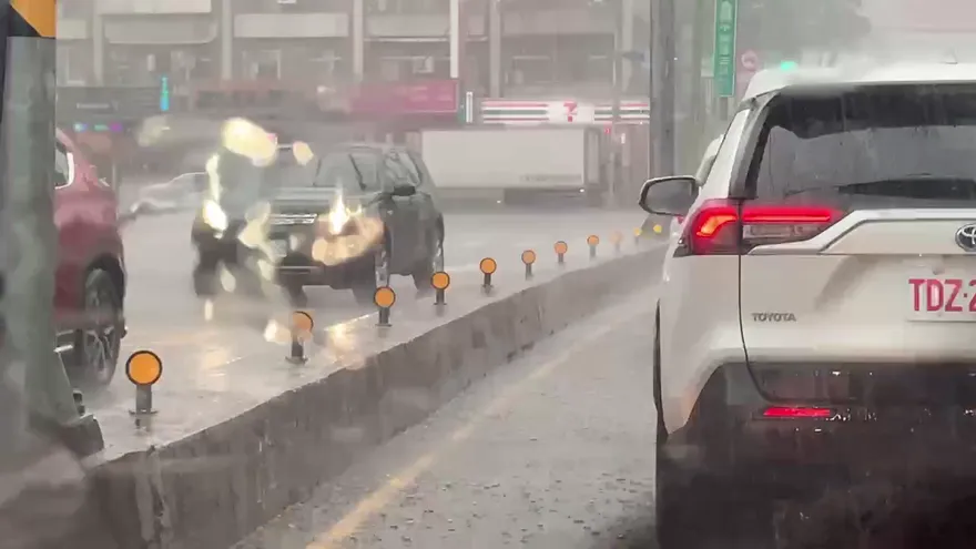 影/11:00鋒面移入！北市府大雨警訊　士林、北投恐降40毫米