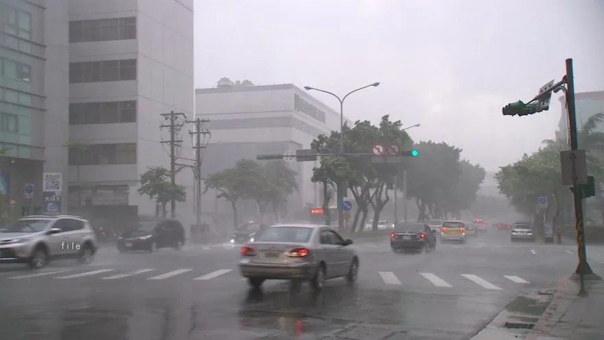 滯留鋒面續轟雨彈！10縣市大雨特報　今降雨熱區出爐