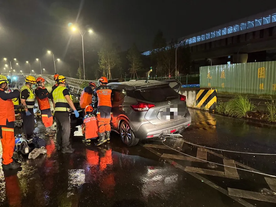 影/新北又有7旬老翁暴衝出事！開車撞擊橋墩慘死