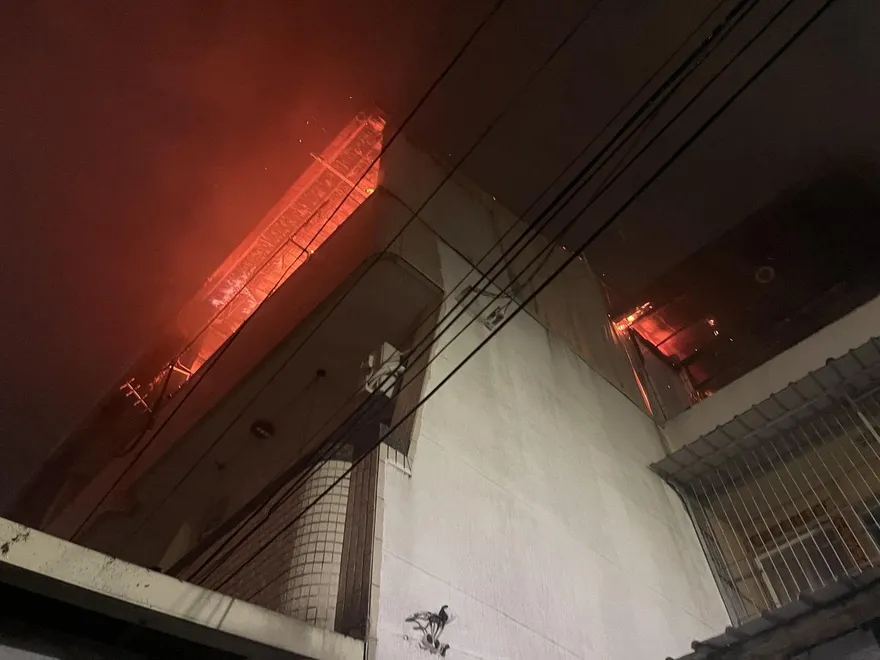 影/台南透天厝大火！驚悚「四面延燒」整棟一片紅
