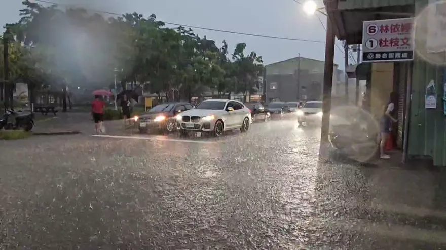 全台逾半浸水裡！午後雨彈開轟　14縣市下到入夜