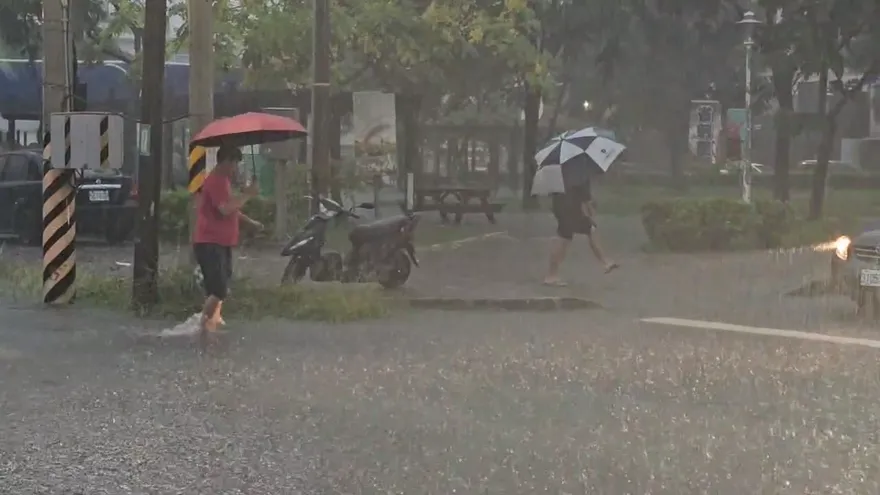 雨彈續炸！全台13縣市大雨特報　新北大雷雨