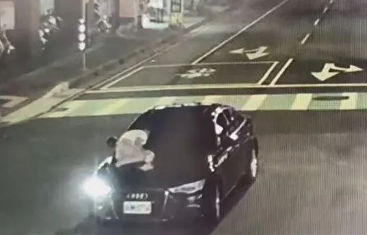影/這女友不能惹！男友趴奧迪引擎蓋「她狂飆甩飛」
