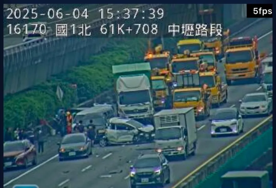影/國1重大車禍！中壢段追撞「小客車變形」傷亡不明