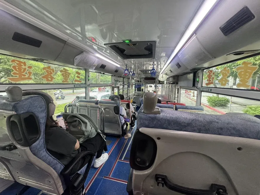 搭公車先坐外側！　女歌手嘆「只顧自己的落後社會」引戰火