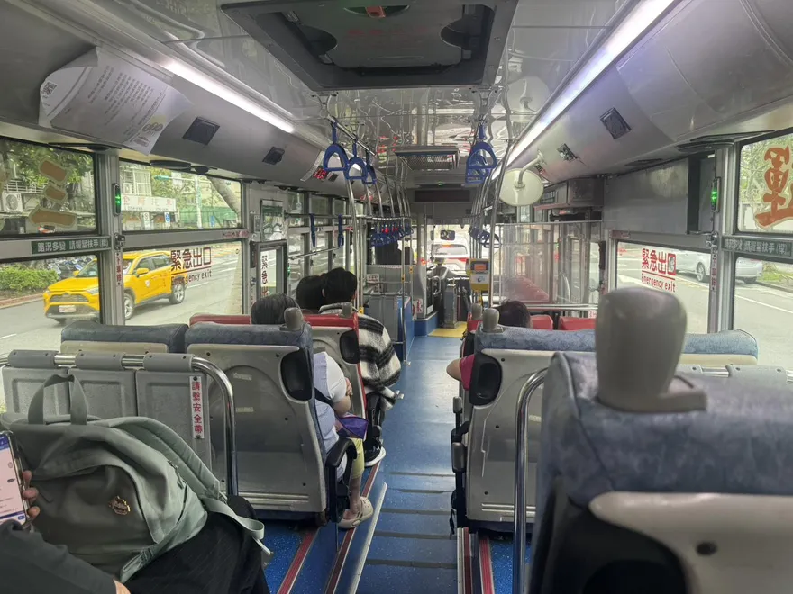 公車一次來三台車怎麼招？　司機揭密「手勢暗號」秒懂