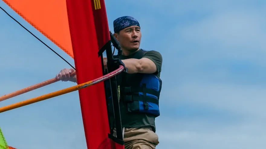 落水50次！李銘順、李銘忠澎湖挑戰風帆　自嘲：年紀大了很喘