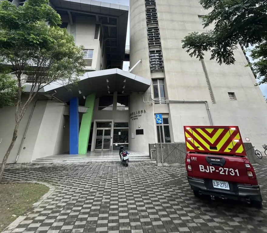 成功大學驚傳火警！實驗室竄濃煙　校方急拿滅火器滅火