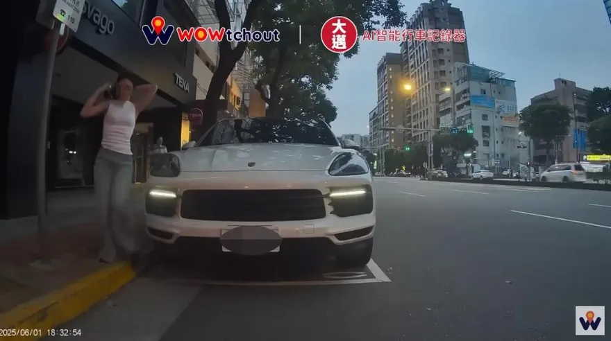 下保時捷後撩髮吐液體！全網熱議　疑當事人：刷個牙就上新聞