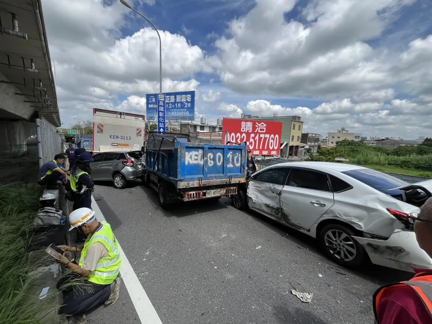 台76重大車禍！6大小車追撞「車頭插入前車底變形」慘狀直擊