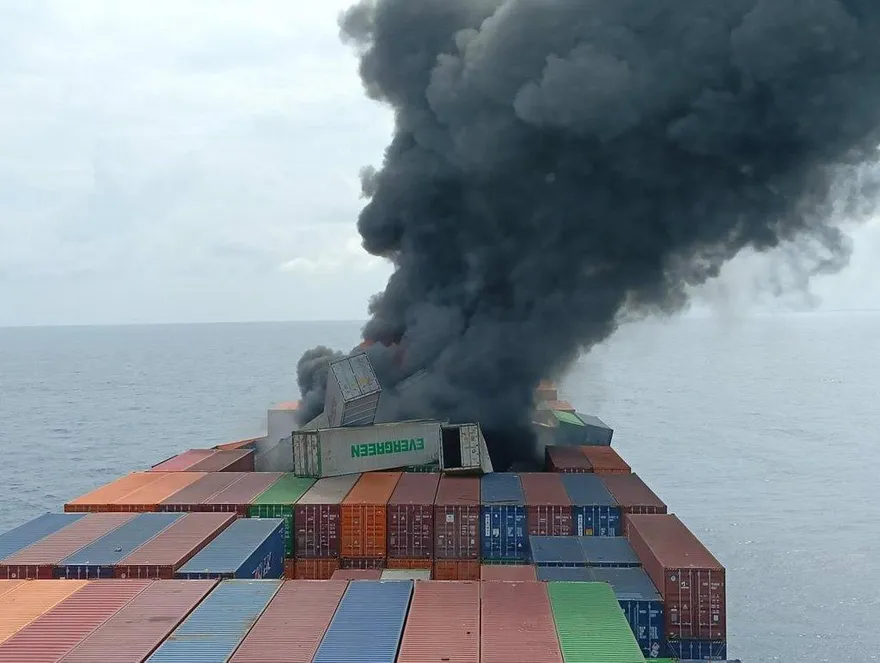 萬海貨輪「航行中爆炸」！貨櫃竄火舌濃煙　4人失蹤有台灣人