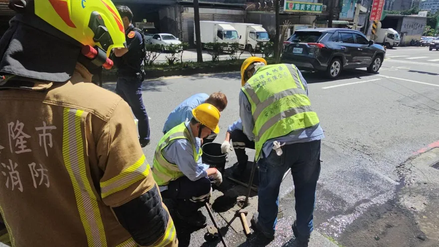 影/中壓管漏！基隆大武崙派出所旁「瓦斯外洩」影響99戶　搶修中