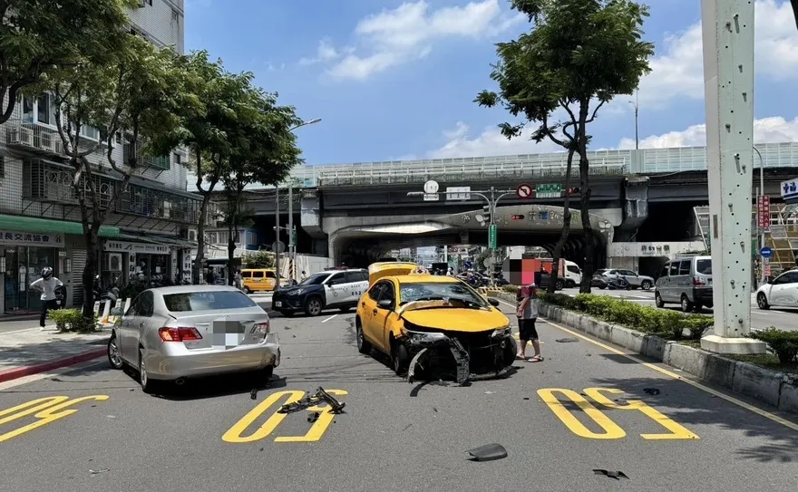 影/新北計程車高速闖紅燈衝撞2車　機車騎士傷重不治