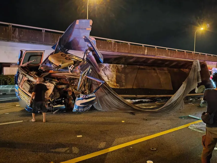 影/內湖交流道「滿載瀝青砂石車」撞裂分隔島　駕駛慘死