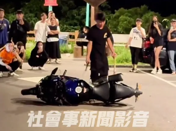 抓包女友滿嘴腥！台中男持球棒狂砸小王重機　火爆畫面曝