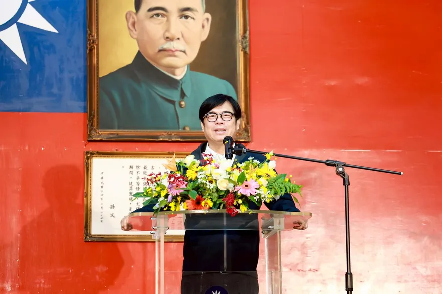 高雄七賢大樓深夜惡火疏散百人　陳其邁：起火原因待查