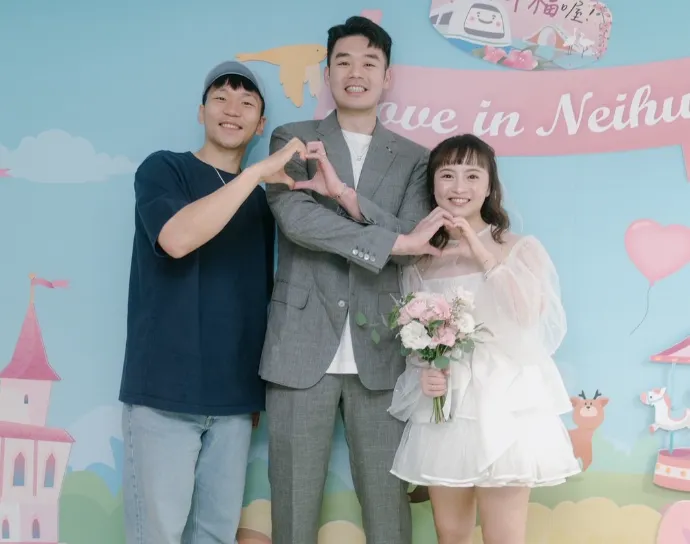 王齊麟結婚「李洋緊貼比愛心」　網一看笑翻：真CP！