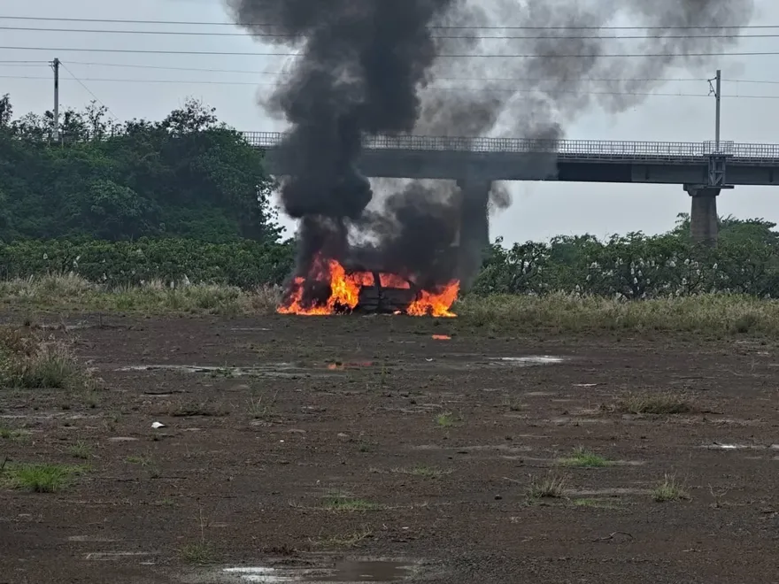 影/屏東獅子鄉「車輛空地陷火海」！撲滅赫見焦屍