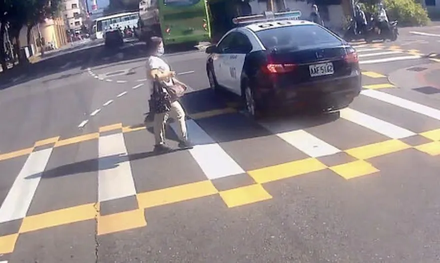 影/警車未禮讓行人畫面遭PO網　南港分局：依法開罰