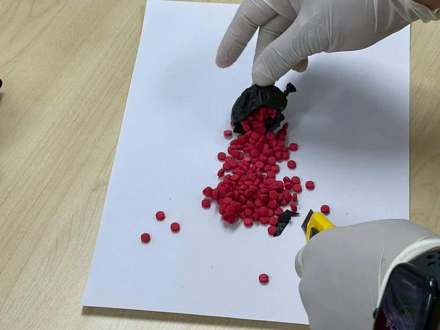 驚悚！男子「抽搐＋腹痛」倒機場　泰警揪兇：直腸812粒冰毒爆開