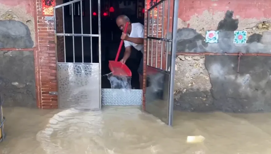 影/高雄雨彈狂炸！大寮住家淹水、仁武嚴重積水