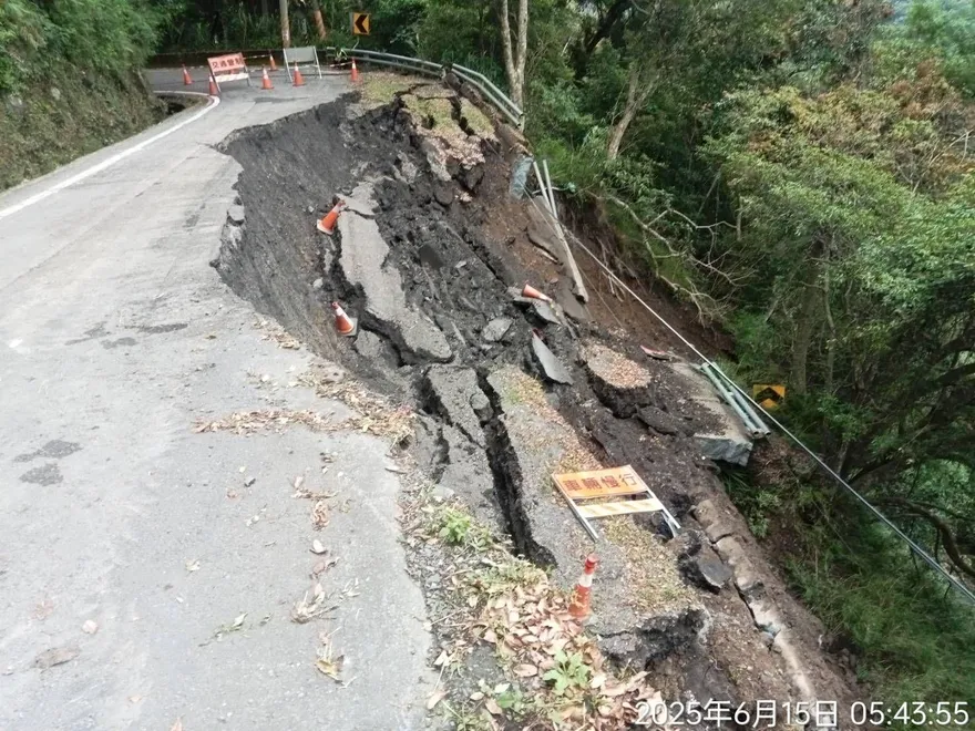 大雨沖刷！南橫公路梅山段「大面積崩塌」 雙向交通中斷