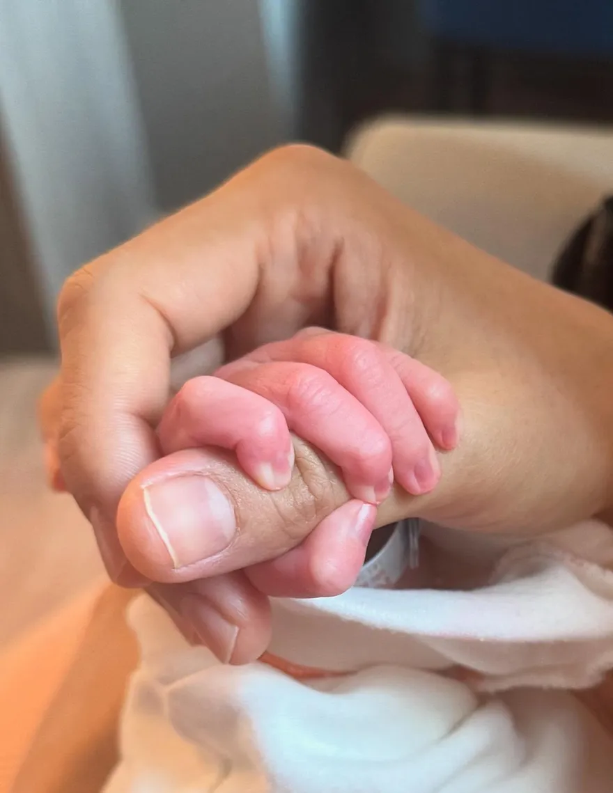 林依晨當二寶媽　曬「小手抓大手」溫馨照報喜