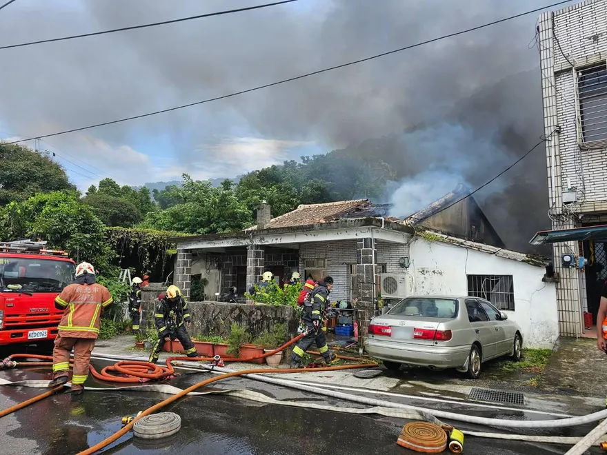 影/新北八里平房全面燃燒　20多歲屋主嗆傷送醫無礙